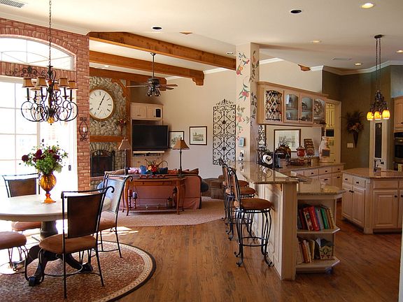 4th image of 833 Castle Creek Dr