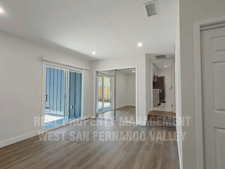 9801 Columbus Ave — Photo 17
