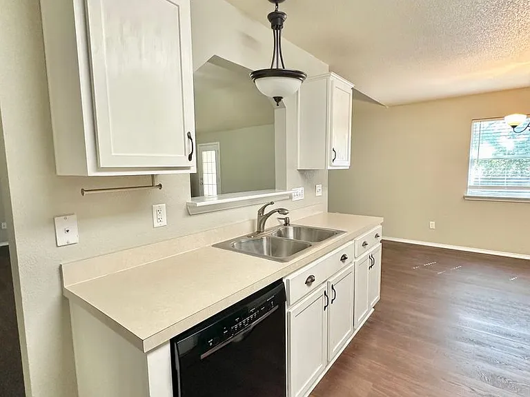 2315 Windy Cir — Photo 5