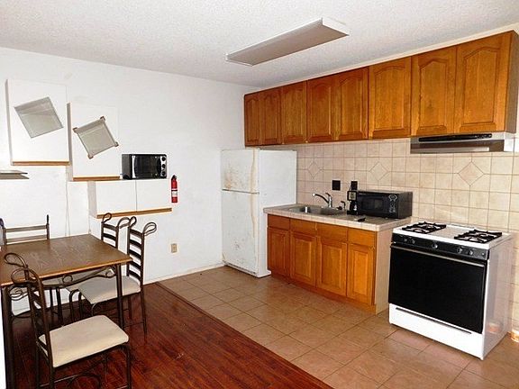 2nd image of 355 Kalanianaole St #320