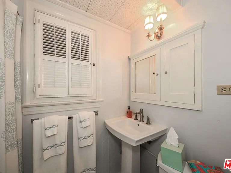 1367 N Beverly Dr — Photo 28