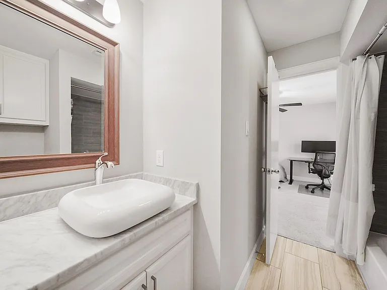 526 Westcross St — Photo 4