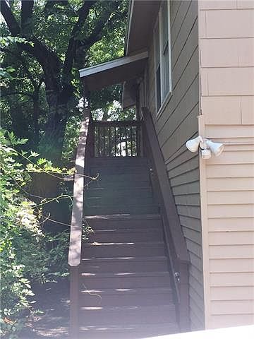 2nd image of 902 W Hickory St APT 2