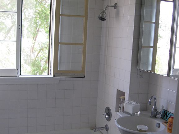 4th image of 109 N Sycamore Ave APT 402