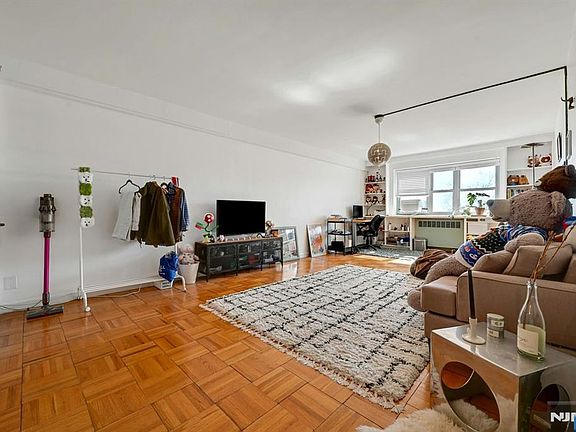 4th image of 208 Anderson St APT S5a