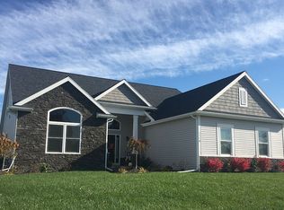 1118 Twin Lakes Dr, Temperance, MI 48182
