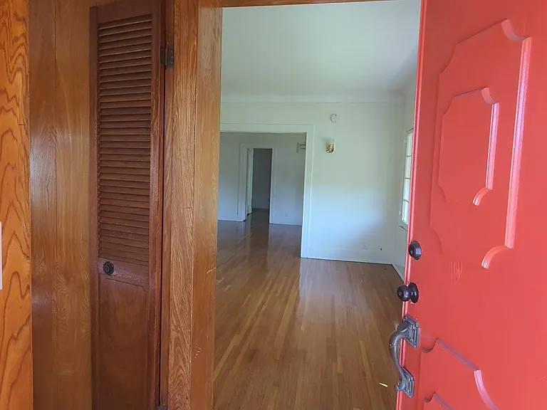 324 S Coronado St — Photo 3