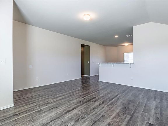 2nd image of 1914 Oak Tree Ct