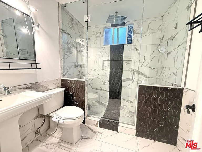 2701 S Harcourt Ave #2701 — Photo 6