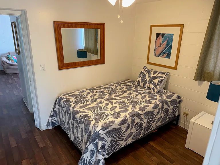 Waikiki Whale Watcher Apartments — Photo 58