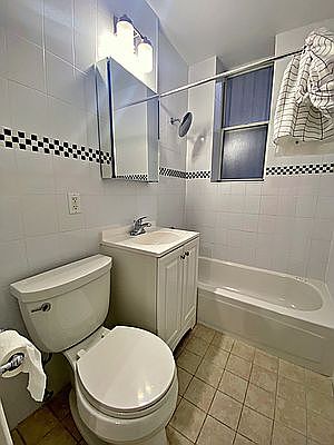 3rd image of 41 W 64th St #1CD