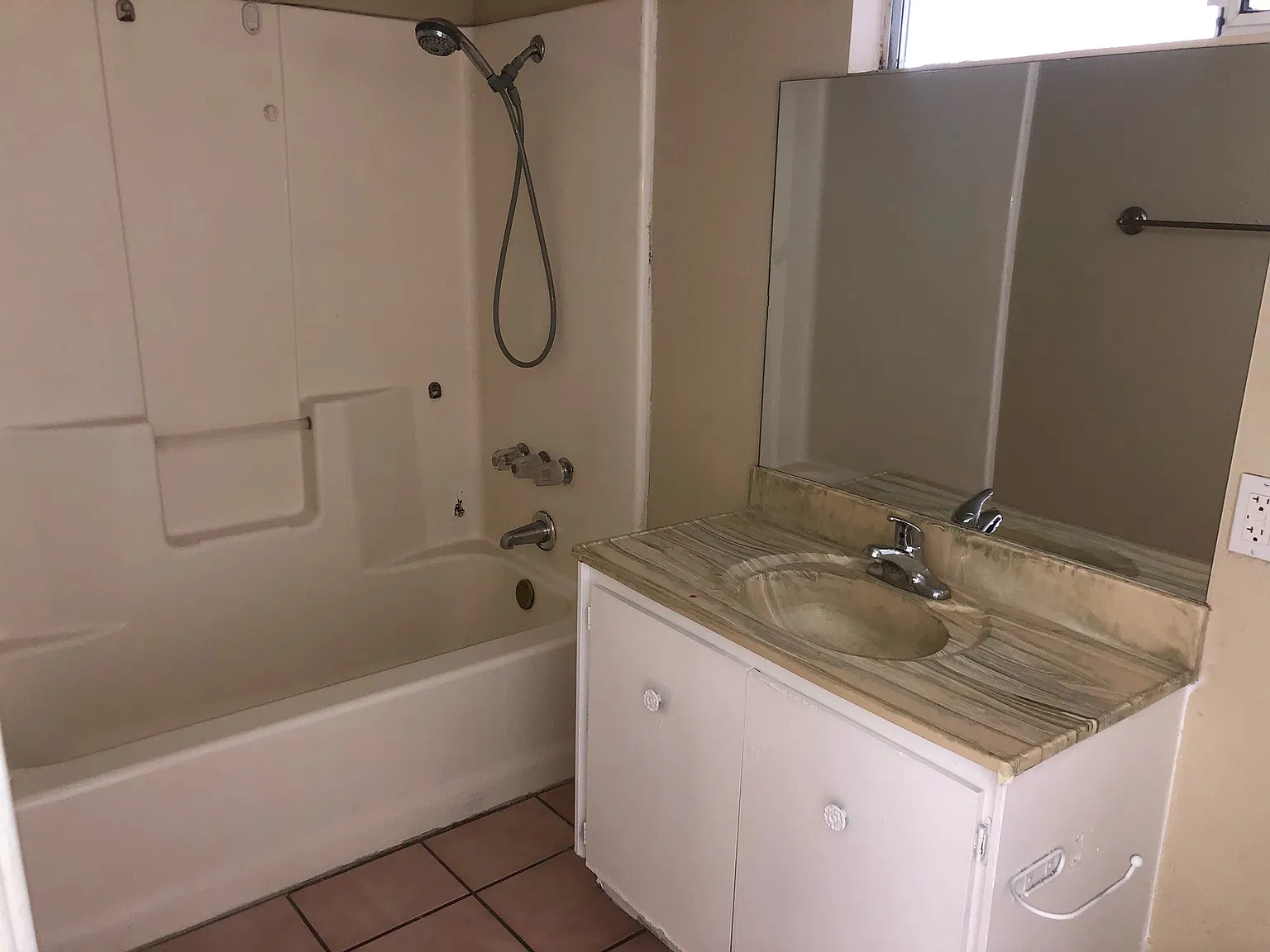 3 bed, 1332 sqft, $2,000 — Photo 2