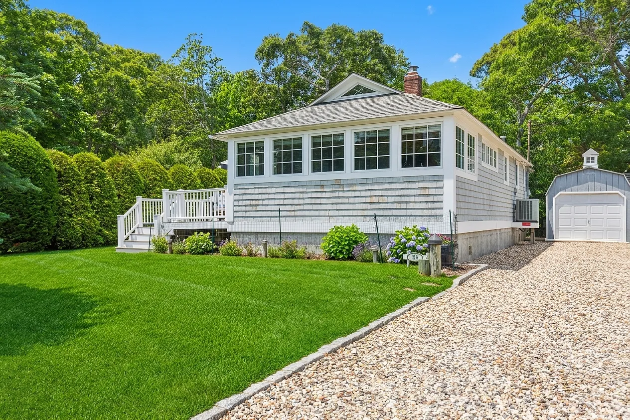 Pine Neck Beach Cottage with Direct Beach Access 33 Bay Ave — Photo 1