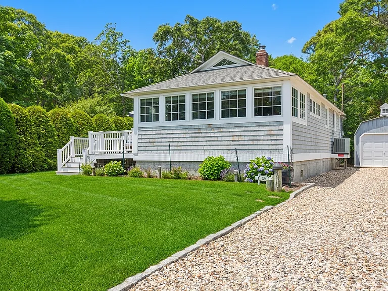 33 Bay Ave — Photo 1
