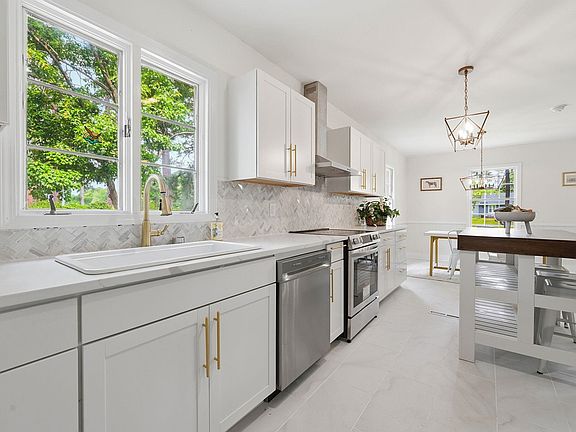 5th image of 302 Azalea Dr.