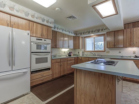5th image of 803 Helweg Ct