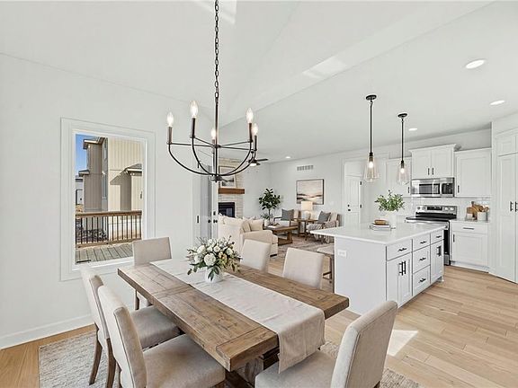 5th image of 20786 Emerald St