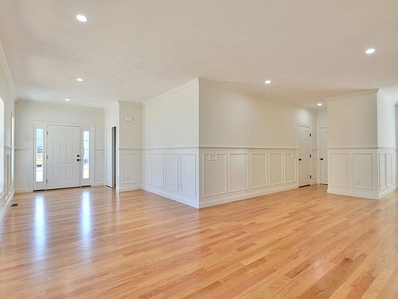 3rd image of 197B Crownshield Ave