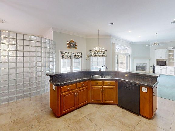 5th image of 100 Claremont Cir