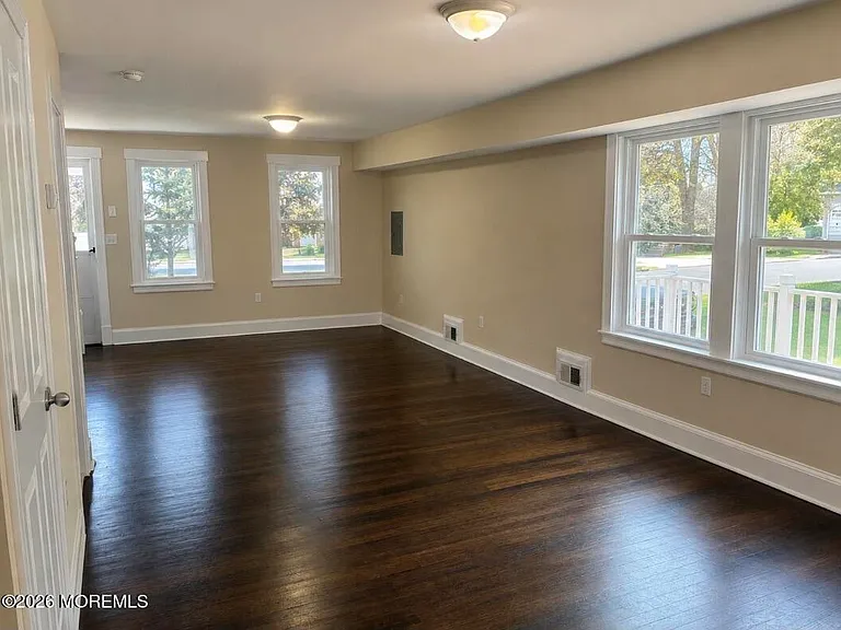 124 Wilson Ave — Photo 3