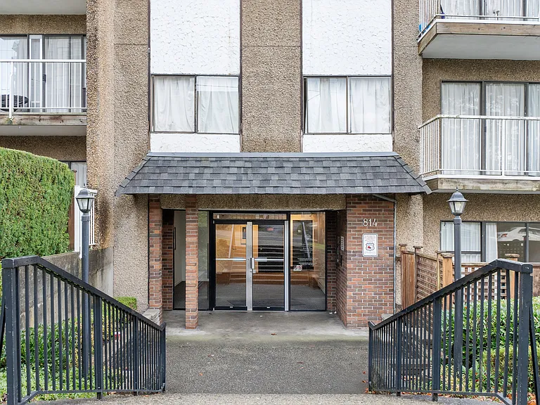 814 4th Ave #303 — Photo 3