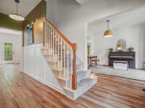 3rd image of 410 Windsor Way