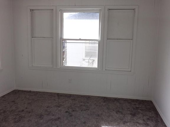 3rd image of 913 S Douglas Ave
