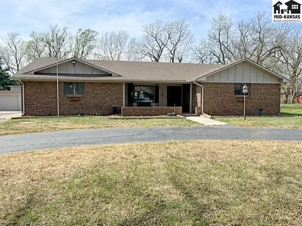 4 Hilltop Dr, Hutchinson, KS 67502