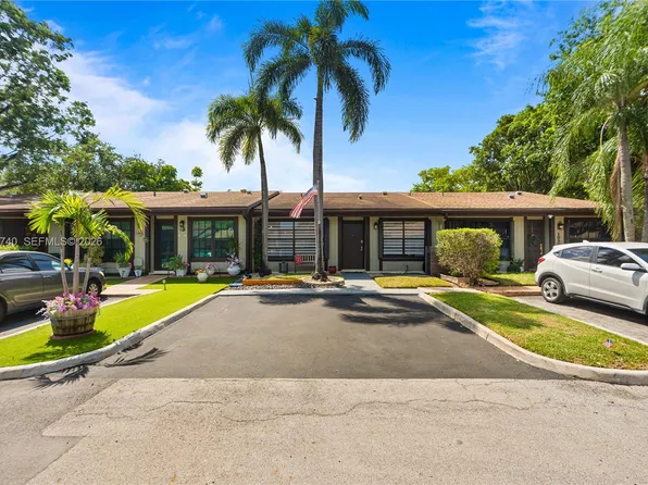 10311 Laurel Ct, Pembroke Pines, FL 33026