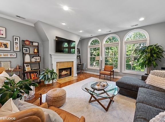 3rd image of 1523 N Hudson Ave #4S