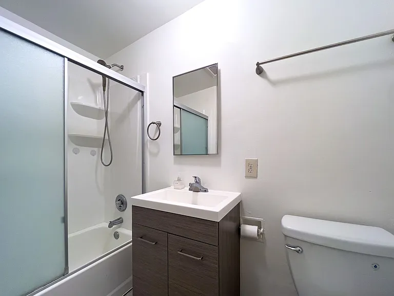 1517 E Maple St — Photo 8