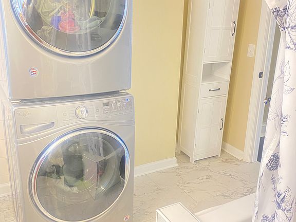 Upstairs jack-n-Jill bathroom 
w/laundry area.