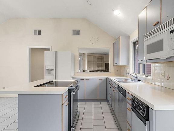 4th image of 479 Atherton St