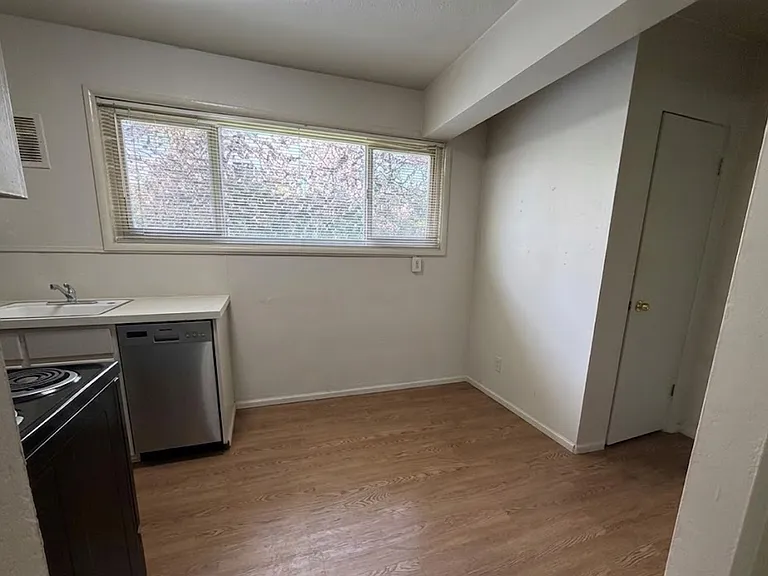 Richardson Court Apartments — Photo 11