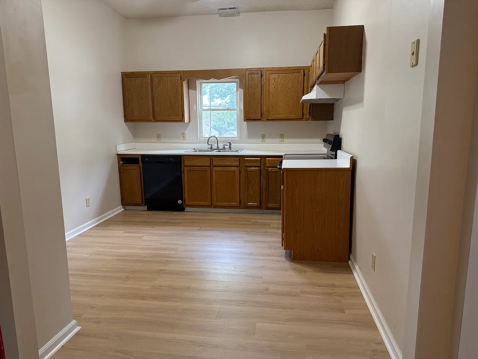 2 bed, 1090 sqft, $1,700 — Photo 3