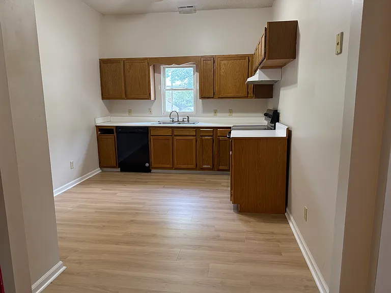 121 Ervin St — Photo 3