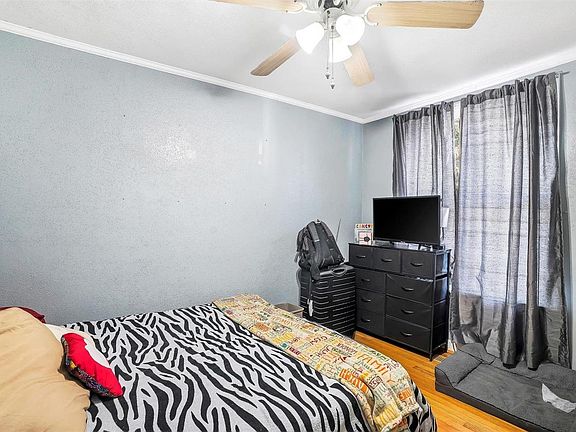 5th image of 4940 Shaw Ave