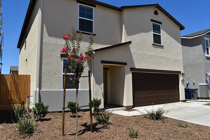 5 bed, 3.0 bath, 2287 sqft, $2,400 — Photo 2