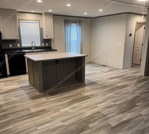 3rd image of 7133 Acorn Cir