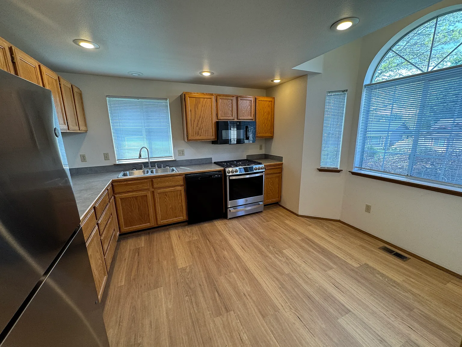 3 bed, 1338 sqft, $2,895 — Photo 2
