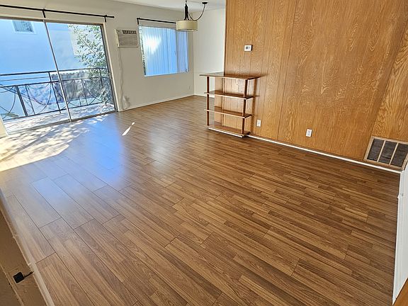 3rd image of 915 N San Vicente Blvd