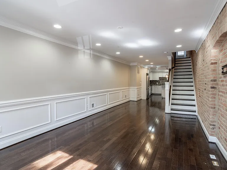 922 S Clinton St — Photo 1