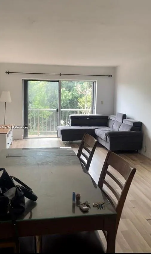 Royal Condo — Photo 1