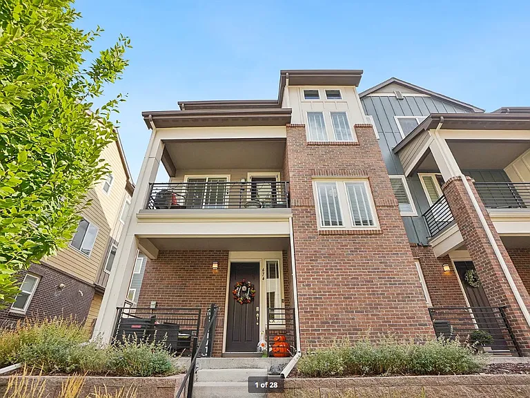 674 E Hinsdale Ave — Photo 2