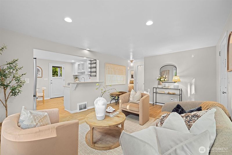 5th image of 368 NW 48th Street