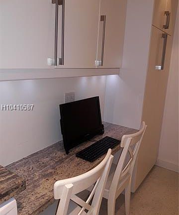 5th image of 4400 Hillcrest Dr APT 1006A