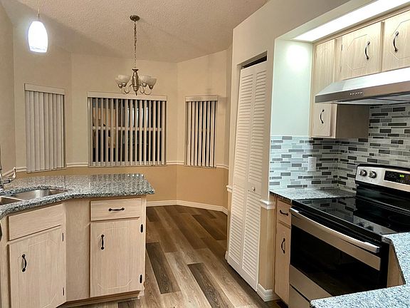 3rd image of 18 Wallstone Pl