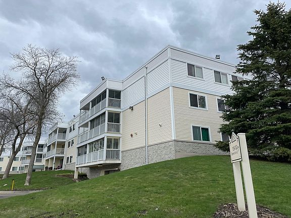 3rd image of 132 Demont Ave E