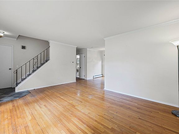 4th image of 263 Country Cir