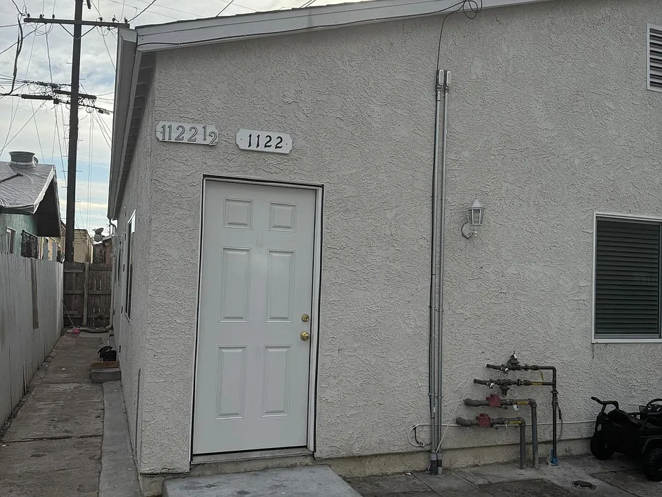 1122 E 27th St